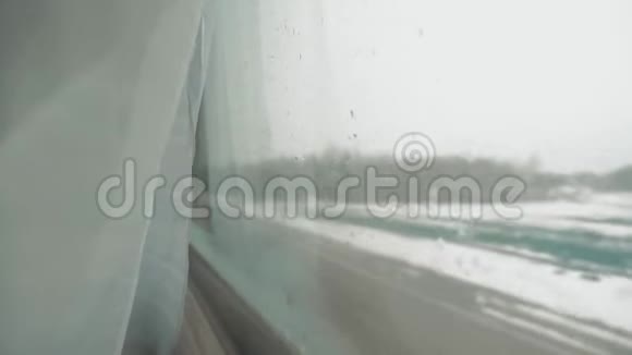 玻璃窗上的雨雪铁路概念火车旅行从一个动人的窗口看到美丽的生活方式视频的预览图