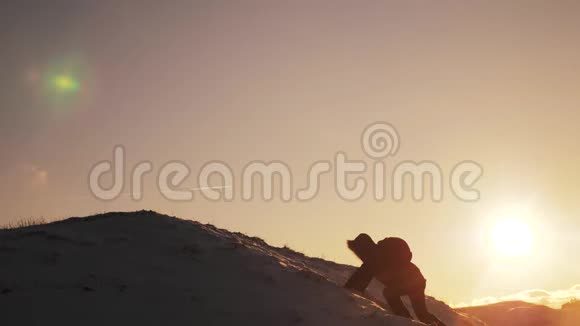 成功胜利赢商旅理念攀岩者从一座雪山的顶部落下剪影视频的预览图