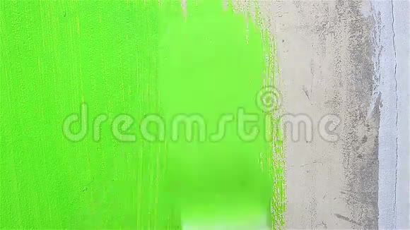 把人的手画上墙上的绿色视频的预览图