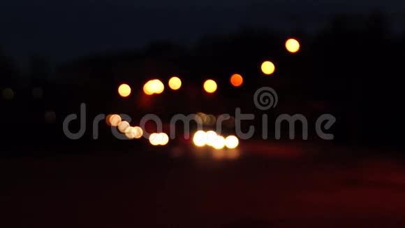 一串串的灯光在夜城中移动视频的预览图