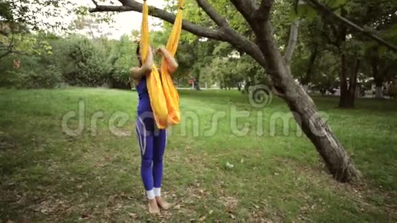 空中瑜伽练习者在吊床上伸展身体视频的预览图