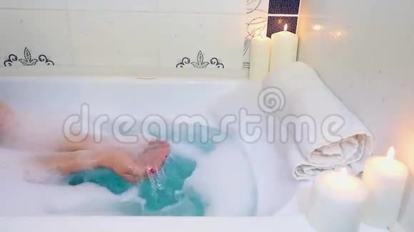 女人用泡沫洗手视频的预览图