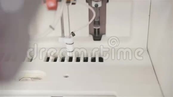 高科技机器人制药医疗机器自动在现代实验室工作视频的预览图