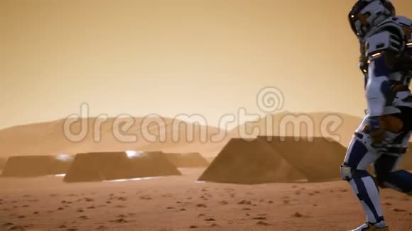宇航员在火星表面通过一场沙尘暴穿过巨大的太阳能电池板全景景观视频的预览图