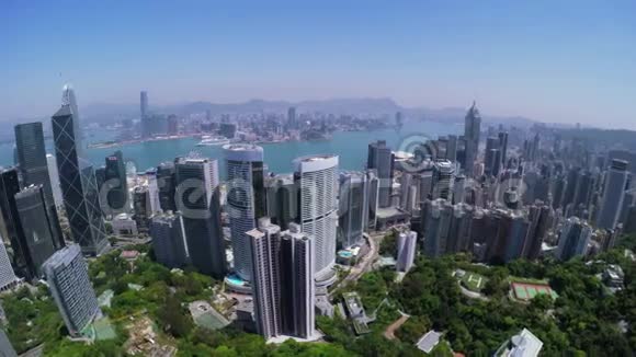 香港城市空中轨道射击美丽的蓝天视频的预览图
