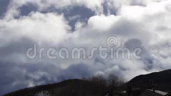 冬天的暴风云在比利牛斯山脉上空移动视频的预览图