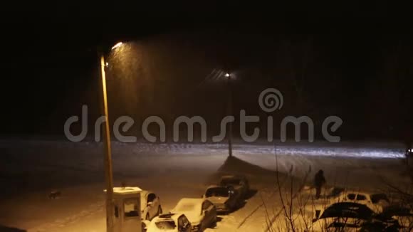 晚上街上的冬季风暴视频的预览图