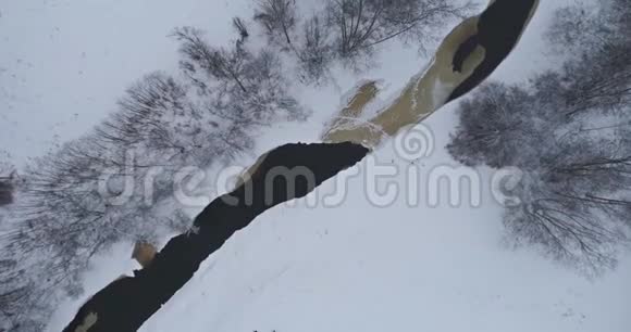 空中镜头冬天飞在河上视频的预览图