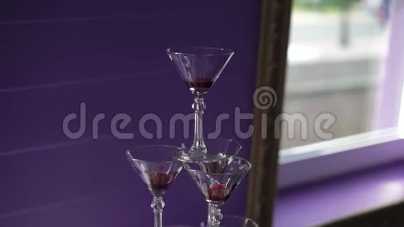 室内餐厅宴会上的香槟酒杯金字塔塔视频的预览图