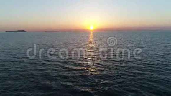 日落时的宁静海洋的空中远景a视频的预览图