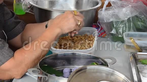 泰国人烹饪的是泰国皇家菜肴视频的预览图
