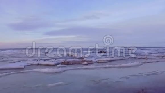 波罗的海冰层的裂缝漂浮和移动海岸线视频的预览图
