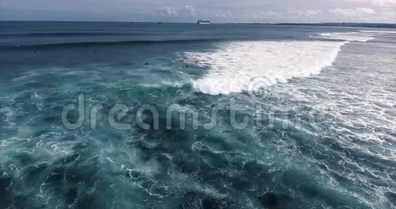 海浪和泡沫的空中拍摄视频的预览图