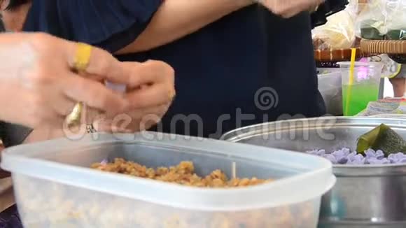 泰国人烹饪的是泰国皇家菜肴视频的预览图