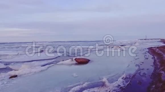 波罗的海冰层的裂缝漂浮和移动海岸线视频的预览图