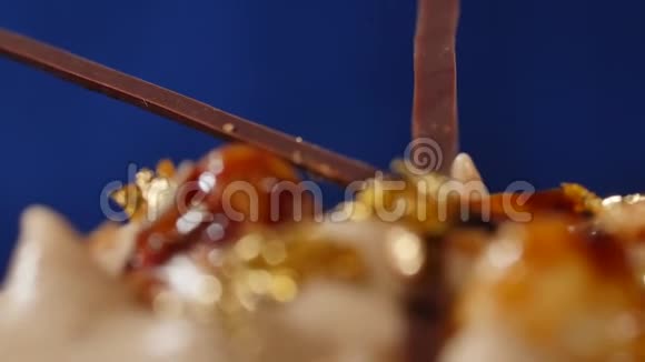 巧克力小蛋糕与巧克力慕斯奶油棕色蓝色背景带奶油的美味蛋糕特写视频的预览图