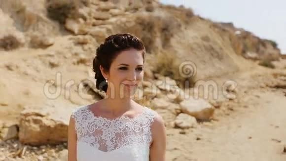 美丽的年轻新娘在岸边视频的预览图