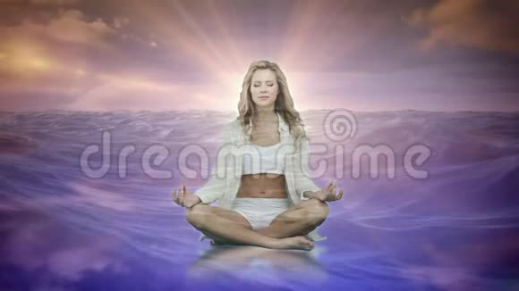女人在水上冥想视频的预览图