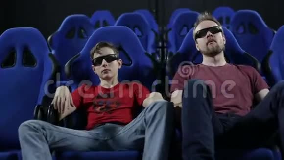 戴着立体眼镜的人坐在电影院看电影视频的预览图