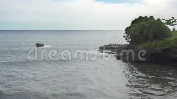 印度尼西亚巴厘岛石质海岸上的海浪翻滚视频的预览图
