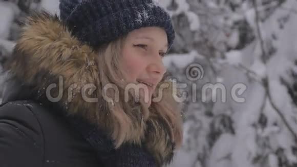 快乐的年轻女人玩雪视频的预览图