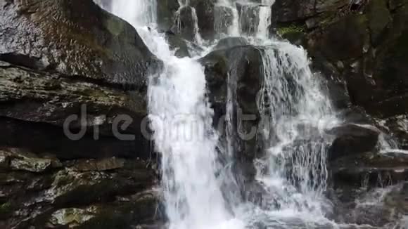 美丽的地方石波瀑布在喀尔巴阡山脉乌克兰视频的预览图