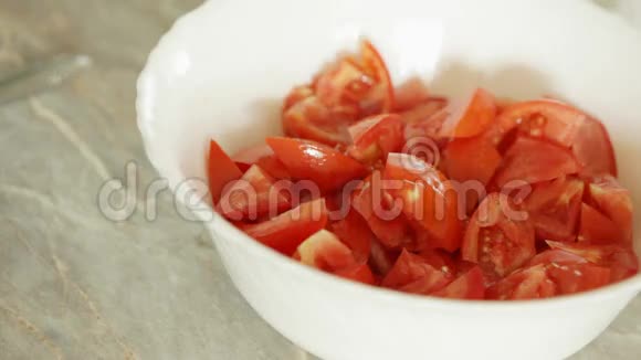 简单番茄沙拉调味料的制作视频的预览图