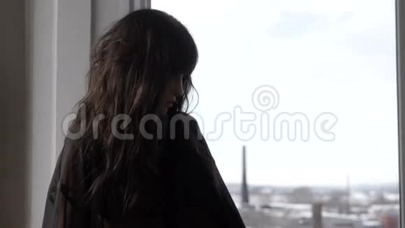 窗前的女孩视频的预览图
