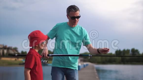 父子在码头钓鱼视频的预览图