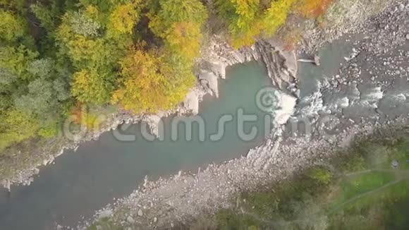 喀尔巴阡山脉移动河流俯视图视频的预览图