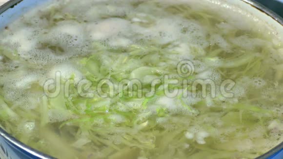 卷心菜汤和蔬菜煮汤视频的预览图