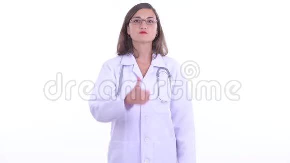 快乐美丽的女医生竖起大拇指视频的预览图