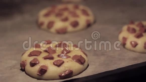 在烤箱里烤的巧克力饼干视频的预览图
