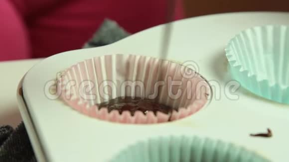 女人亲手做纸杯蛋糕视频的预览图