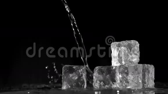 水流在冰块上的涓涓细流视频的预览图
