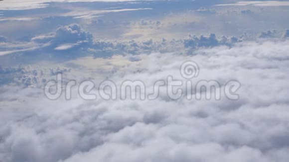 在美丽的云彩上从飞机的窗户上看到的景色视频的预览图