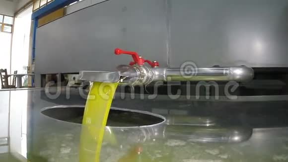 橄榄收获后一家冷榨工厂的石油从管子里涌出视频的预览图