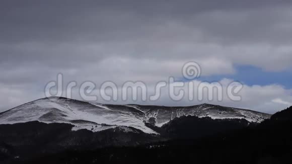 冬天的暴风云在比利牛斯山脉上空移动视频的预览图