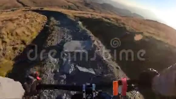车载摄像机英国石板山石路上的山地自行车下坡从第一人称看视频的预览图