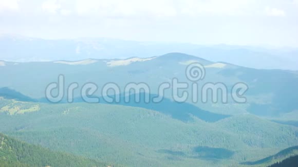 雾蒙蒙的夏日景象在山上视频的预览图