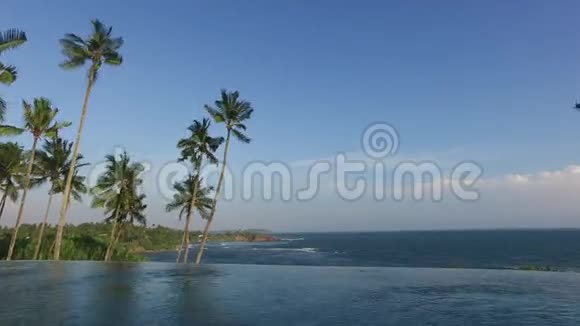 从无限边池到海洋和棕榈的景观视频的预览图