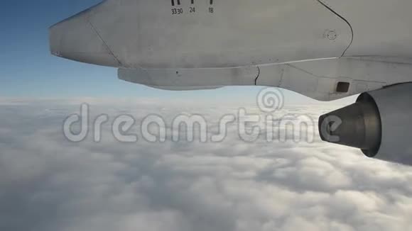 飞越天空云层和飞机碎片视频的预览图