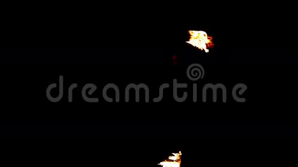火舞者在黑暗中随着旋转的火焰跳舞视频的预览图
