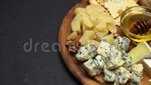 各种类型奶酪的视频帕尔马干酪布里干酪切达干酪视频的预览图