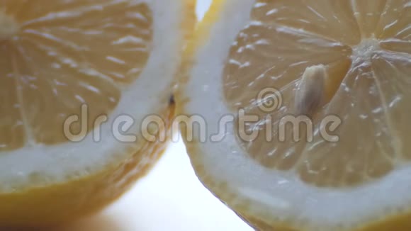 白色背景下切柠檬宏观近景视频的预览图