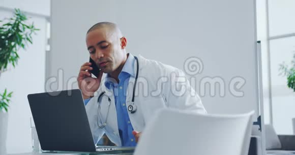 男医生在用手机通话视频的预览图