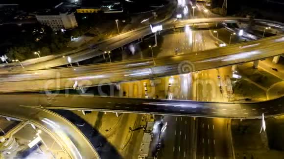 高速公路立交夜间垂直自上而下的交通鸟瞰图视频的预览图