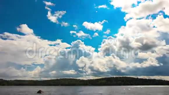 湖面上的云视频的预览图