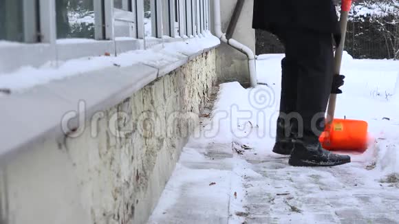 在冬天人们用铲子清理雪4K视频的预览图