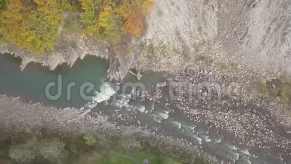 喀尔巴阡山脉移动河流俯视图视频的预览图